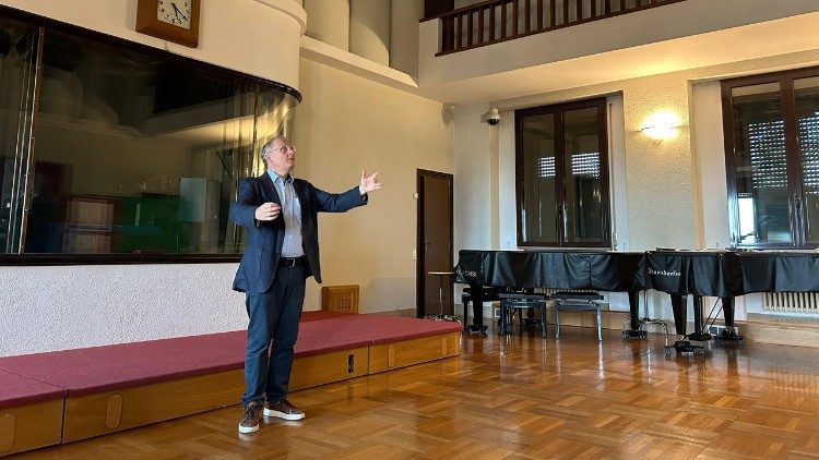 David Stefan Hummel, Giám đốc nghệ thuật của "Ensemble Bella Musica" trong Phòng Assunta tại Vaticano