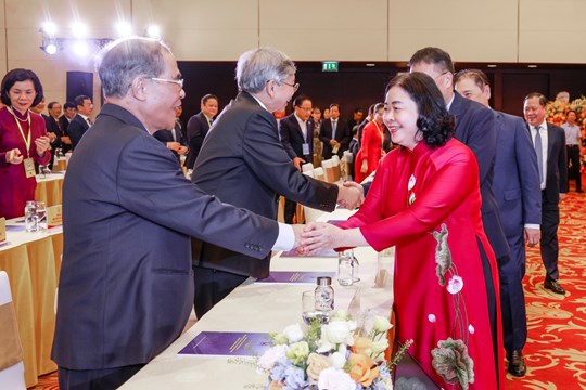  Bà Bùi Thị Minh Hoài - Ủy viên Bộ Chính trị, Bí thư Trung ương Đảng, Bí thư Đảng ủy MTTQ, các đoàn thể Trung ương, Chủ tịch Ủy ban Trung ương MTTQ Việt Nam bắt tay đại biểu tham dự Đại hội