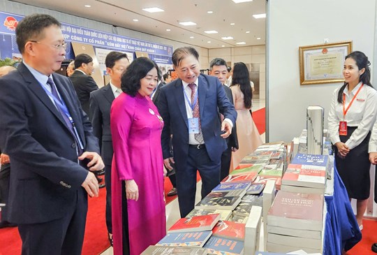Bà Bùi Thị Minh Hoài - Ủy viên Bộ Chính trị, Bí thư Trung ương Đảng, Bí thư Đảng ủy MTTQ, các đoàn thể Trung ương, Chủ tịch Ủy ban Trung ương MTTQ Việt Nam tham quan các gian hàng trưng bày tại Đại hội
