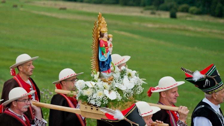 Kiệu rước Đức Mẹ Frydek tại Jaworzynka-Trzycinek. (© Marek Pęcak)