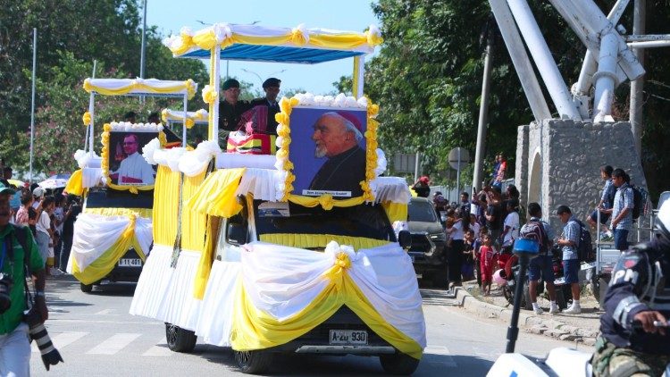 Hàng ngàn người đứng dọc các tuyến đường để chào đón ba vị mục tử. 