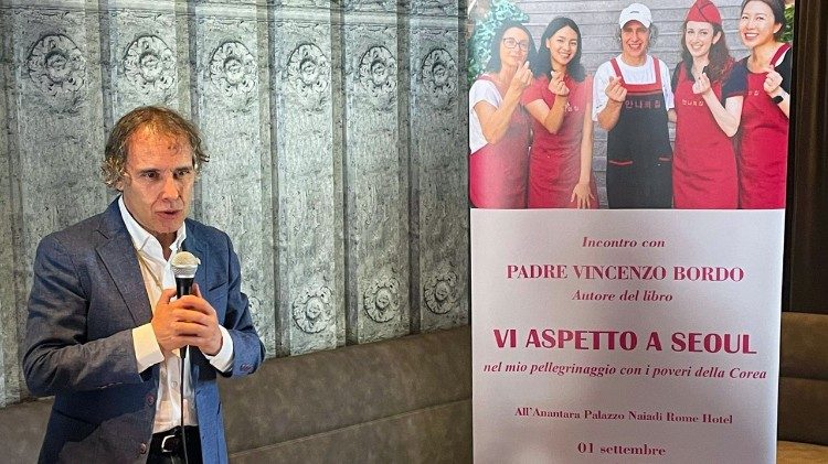 Cha Vincenzo Bordo, dòng Hiến sĩ Đức Mẹ (OMI) giới thiệu cuốn sách “Vi Aspetto a Seoul” tại Ý, ngày 02.09.2026. 