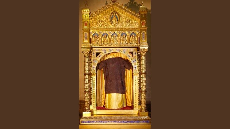 Chiếc áo được lưu giữ tại Vương cung thánh đường Saint-Denys ở Argenteuil (Basilica di Saint-Denis di Argenteuil)