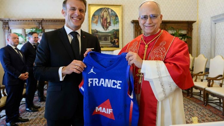 Đức Thánh Cha Lêô XIV và Tổng thống Pháp Emmanuel Macron trong buổi tiếp kiến riêng tại Vatican, ngày 10.04.2026. (ANSA)