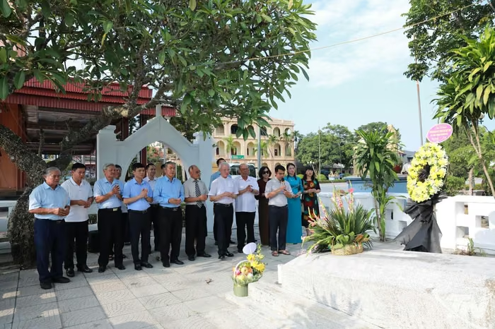 Đoàn đại biểu dâng hương tưởng niệm Linh mục Phạm Bá Trực.