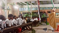 Một Giám mục đi thuyền ba ngày để đến với các tín hữu nơi "tận cùng thế giới"